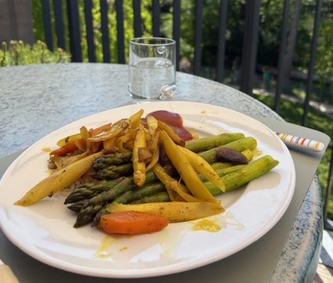 Spargel weiß und grün auf einem Teller mit einem Glas Wasser