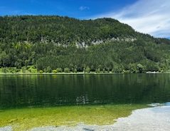 Lunz am See mit blauem Himmel und grünem Wasser