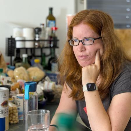 Barbara blickt in ihrer Küche in die Ferne, es stehen jede Menge Lebensmittel rum